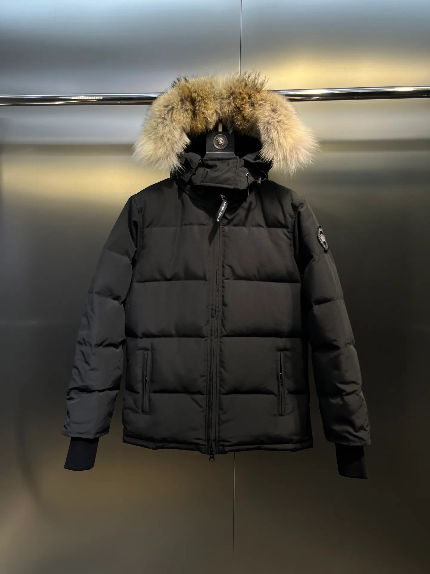 P860 Canada Goose Canada # Expedition04 Parker, a treasure of Canadian origin! Limited supply worldwide! Canada Goose Model 04 is a top-notch couple model, polar cold-proof outdoor series fur collar detachable hooded parka down jacket, the first Goose in 2024. I hope my partners like the top quality, and I hope everyone can evaluate it together! The most popular cool items of the Big Goose family in 2024 are online. The same popular product of Yi Yang Qianxi is said to be a joint limited edition Big Goose that cannot be bought in autumn and winter. If you dislike the sameness of the Big Goose in the past, then this model will definitely give you a different experience! This year's most powerful couple's collection for autumn and winter is online, a top-notch luxurious ready-to-wear style, paired with an outdoor warm down jacket with great style and charm! The most standard and classic items of the Daye family in the past two years are equipped with unique reflective stripes for embellishment, which further shows the high-end fashion performance effect. With the embellishment of hardware buckles, it has excellent performance effect. The upper body is clean, simple and elegant, even for urban leisure. It is suitable for various occasions. Designed with large pockets, this model has a large capacity and is equipped with reflective stripes, making it safer at night. It is suitable for various adventure activities. It is made of windproof and waterproof technical materials. The interior is filled with full white duck down, which is absolutely cold-proof and warm. It also has a stand-up collar design and fine fluff at the collar, with meticulous attention to detail! The charm of this model is also more spiritual, and the upper body has more temperament and specifications. It perfectly shows the ultra-high standard of fashionable performance of this model, integrating outdoor and life, and you can even create high-street wear! The most pinnacle limited-edition goose that we have presented so far, both in terms of design and detailed materials, it is completely outstanding. The grand and evergreen version design is matched with cool reflective elements. The overall appearance can be said to be quite high, and it has that kind of powerful outdoor performance! It combines high-end casual attributes with high-street style. It is high-grade, domineering, warm, and beautiful. The visibility of the upper body is quite strong, and the configuration of the owl element is highly brand-recognizable. It fully complements the overall brand performance and visual effects, and also has the high-end sense of fashion and fashionable performance. It is a must-buy product because it is the most awesome down brand on the planet and one of Canada's three national treasure brands. It is also a sentimental down luxury brand. In the field of polar cold-proof clothing, Goose has made an irreplaceable contribution... Size: xs s m l xl